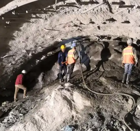 环翠隧道拱顶带模注浆料，微膨胀注浆料的特点及施工工艺